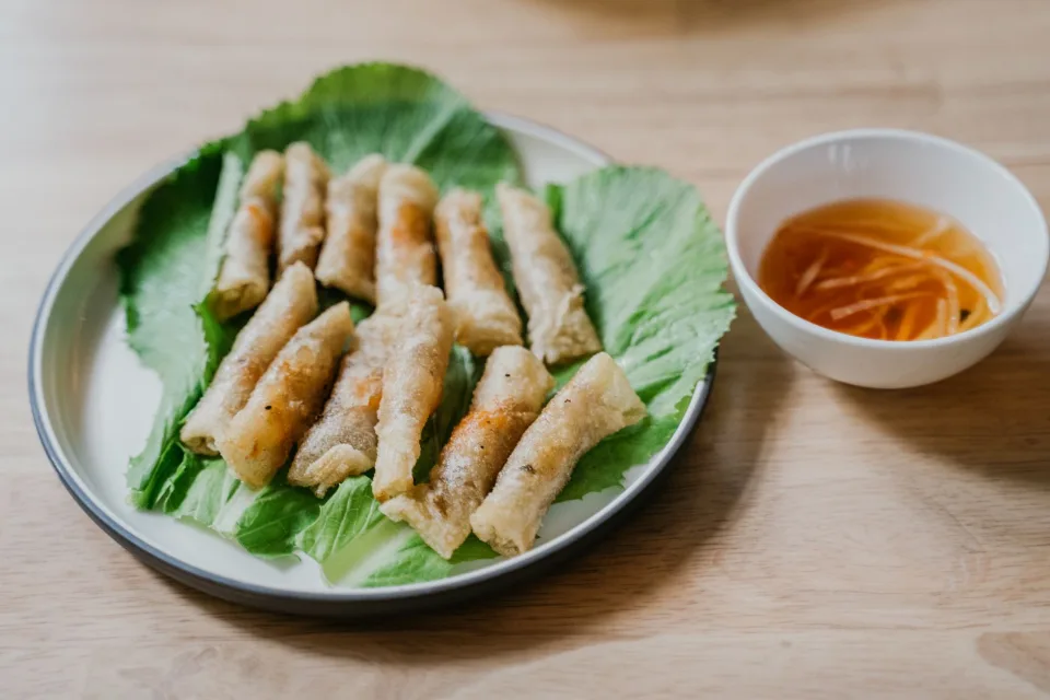 Ly trà trái cây trên bàn gỗ